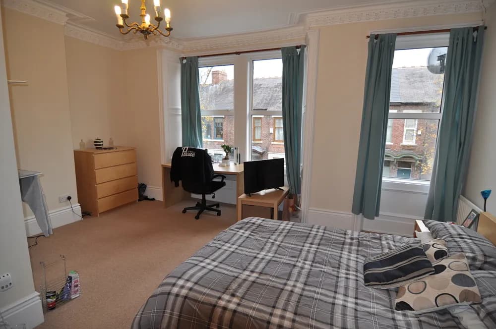 6 bedroom, some ensuites, photograph 3