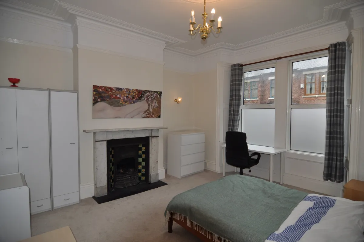 6 bedroom, some ensuites, photograph 4