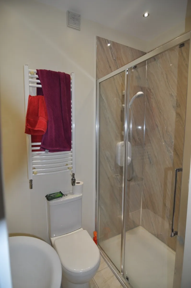 6 bedroom, some ensuites, photograph 6