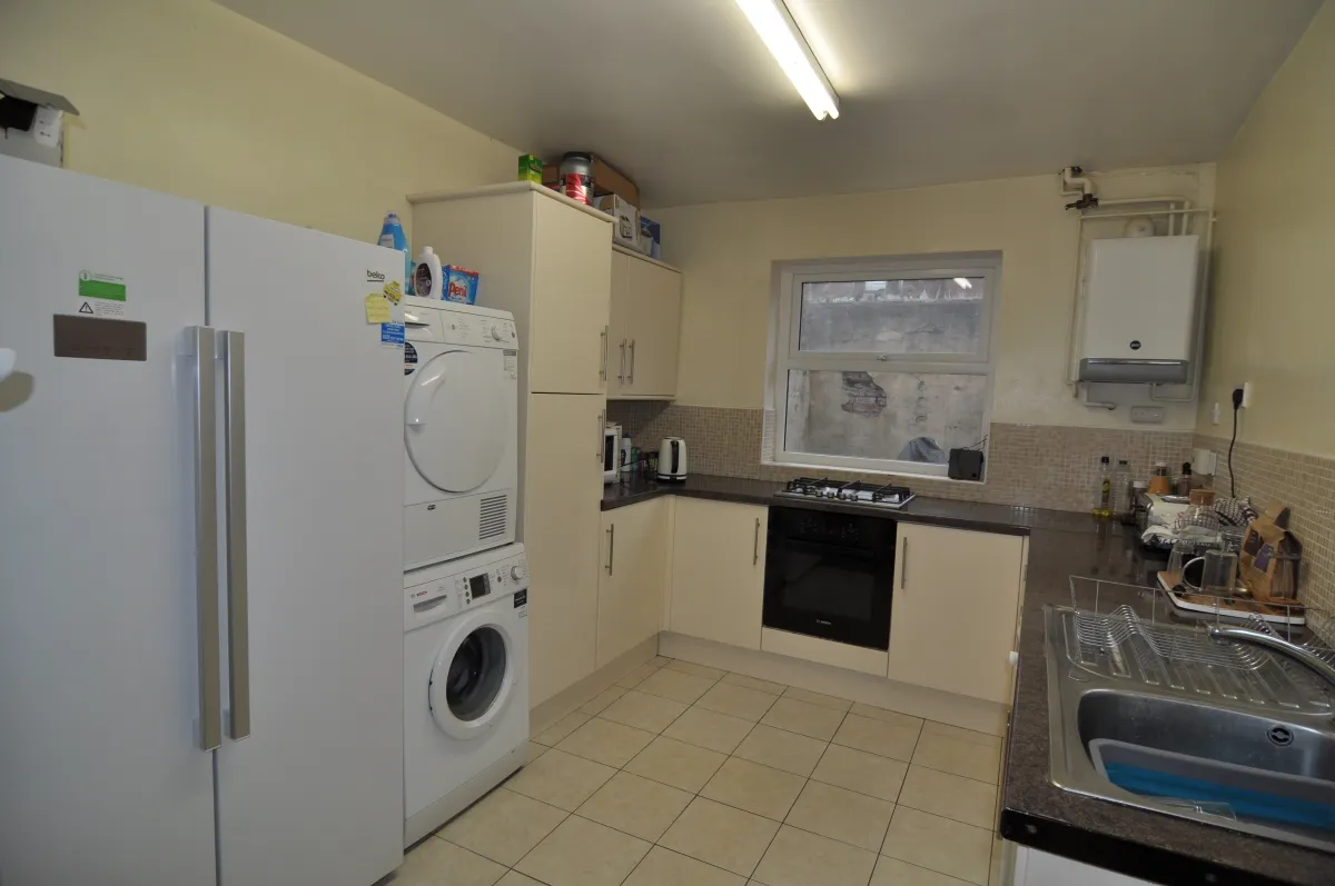6 bedroom, some ensuites, photograph 8