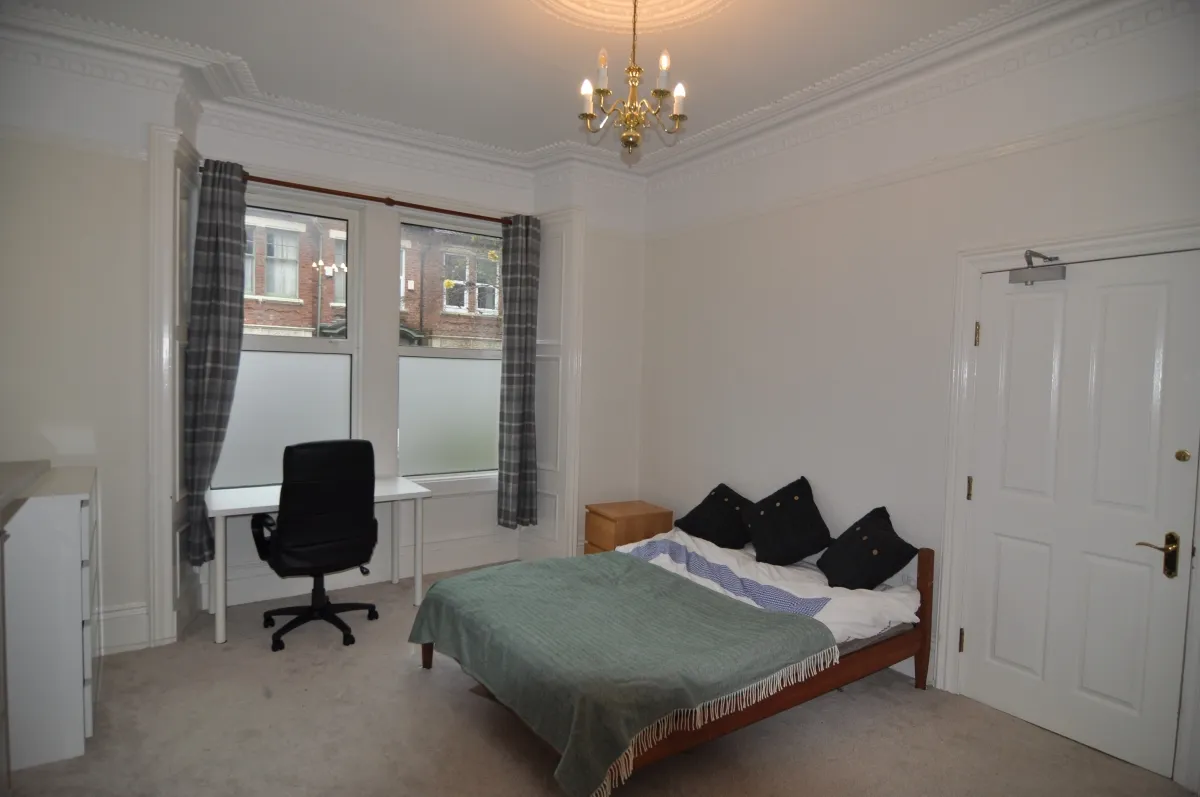 6 bedroom, some ensuites, photograph 10