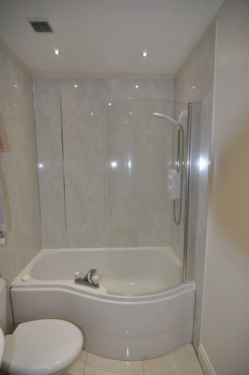 6 bedroom, some ensuites, photograph 11