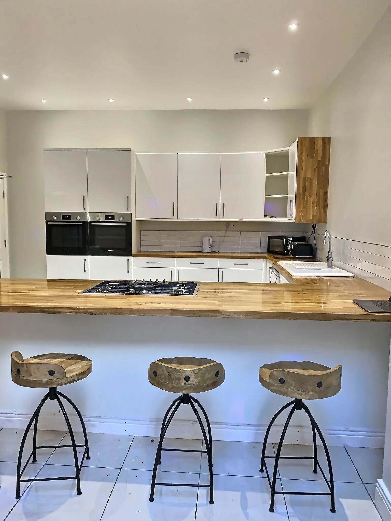 modern, open plan. 7 Beds, 3 baths, photograph 2