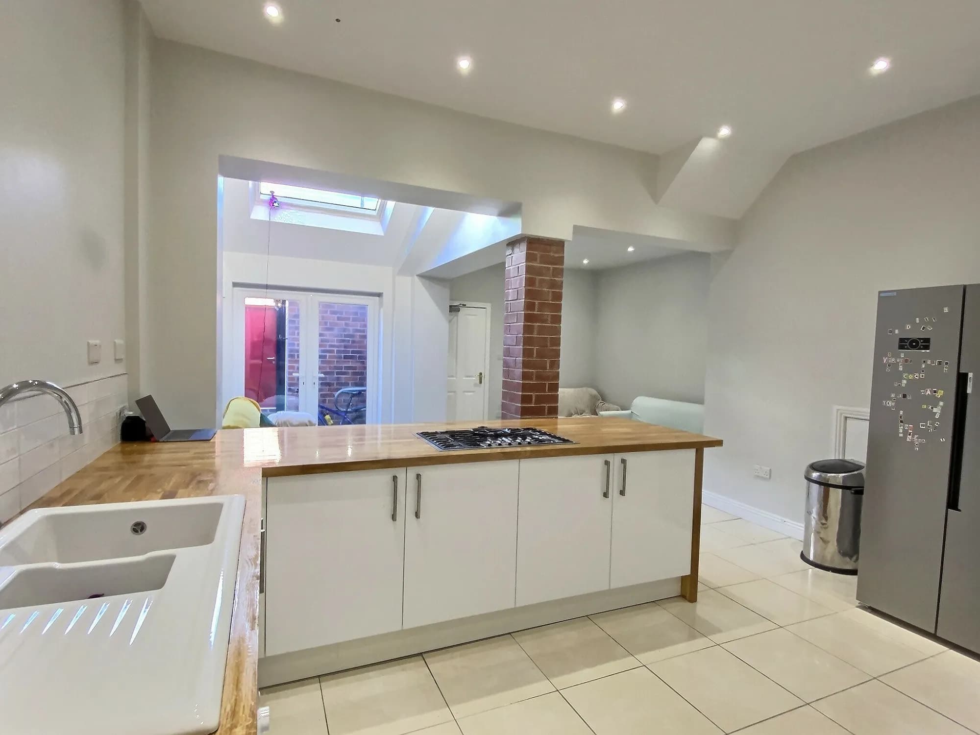 modern, open plan. 7 Beds, 3 baths, photograph 3