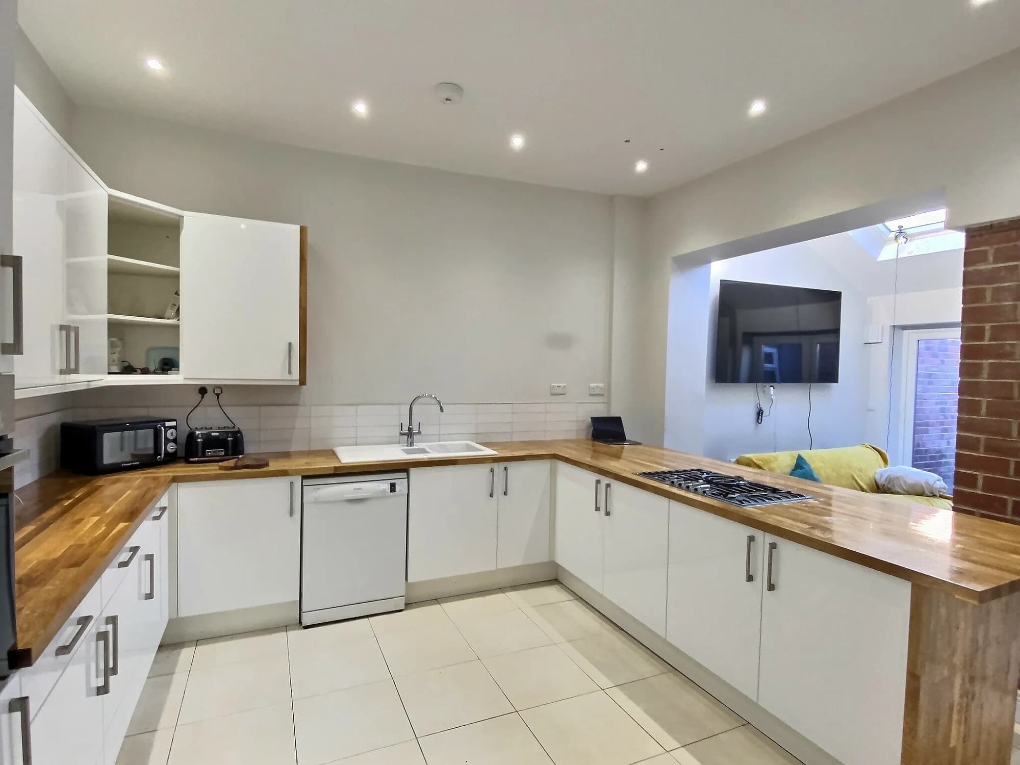 modern, open plan. 7 Beds, 3 baths, photograph 4