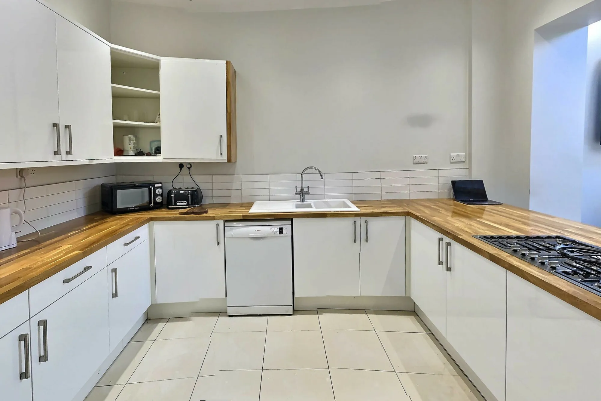 modern, open plan. 7 Beds, 3 baths, photograph 5