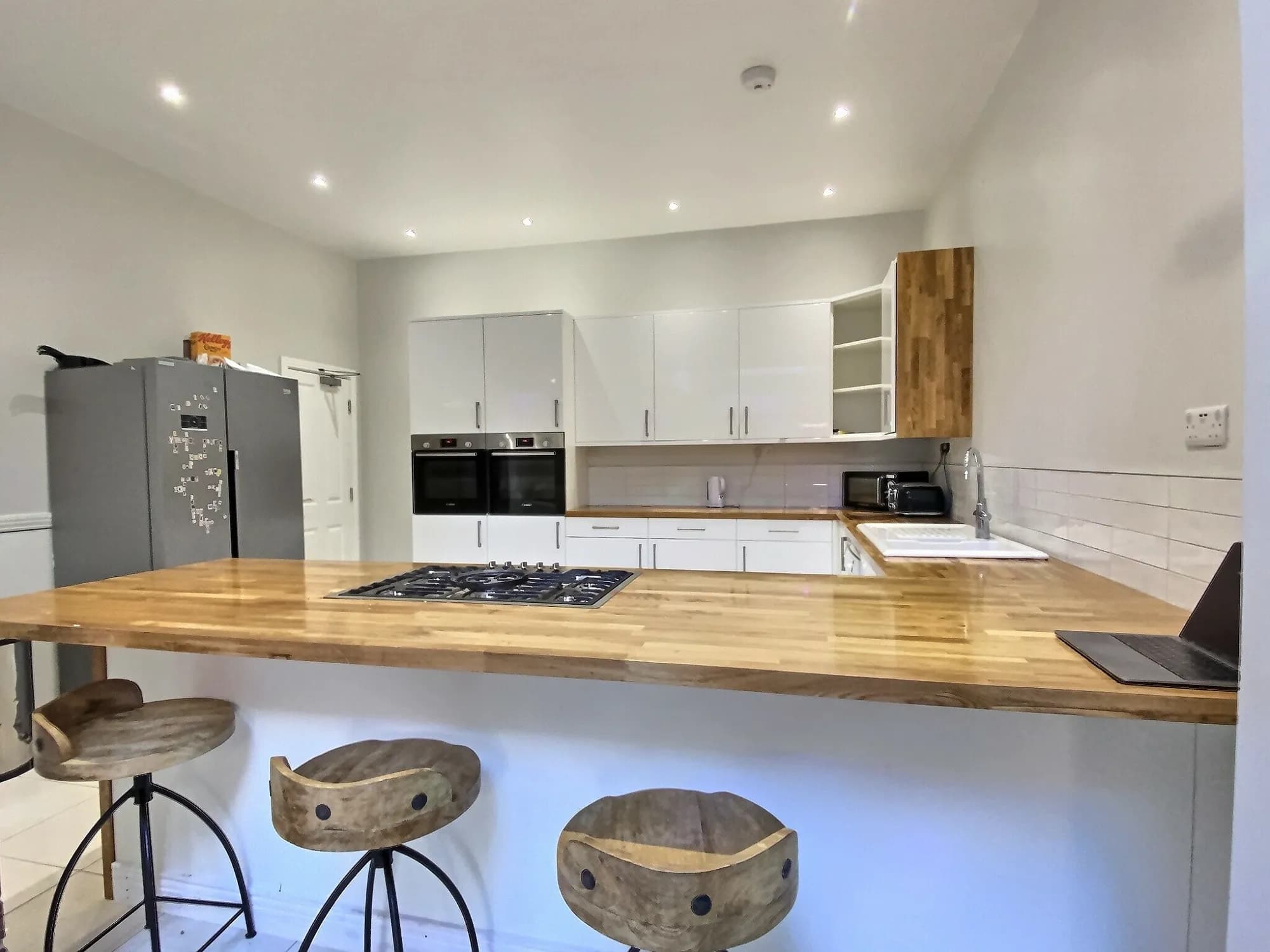 modern, open plan. 7 Beds, 3 baths, photograph 6