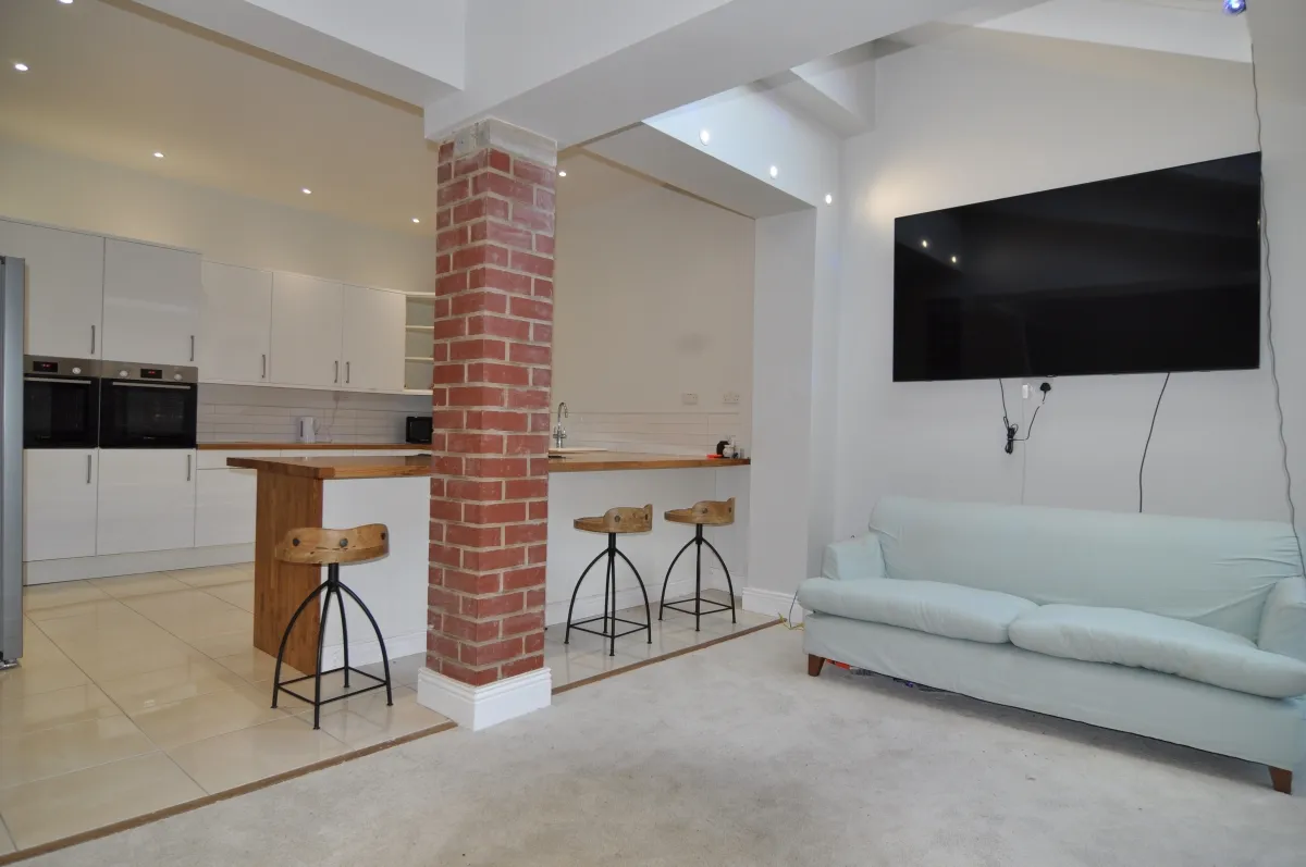 modern, open plan. 7 Beds, 3 baths, photograph 7