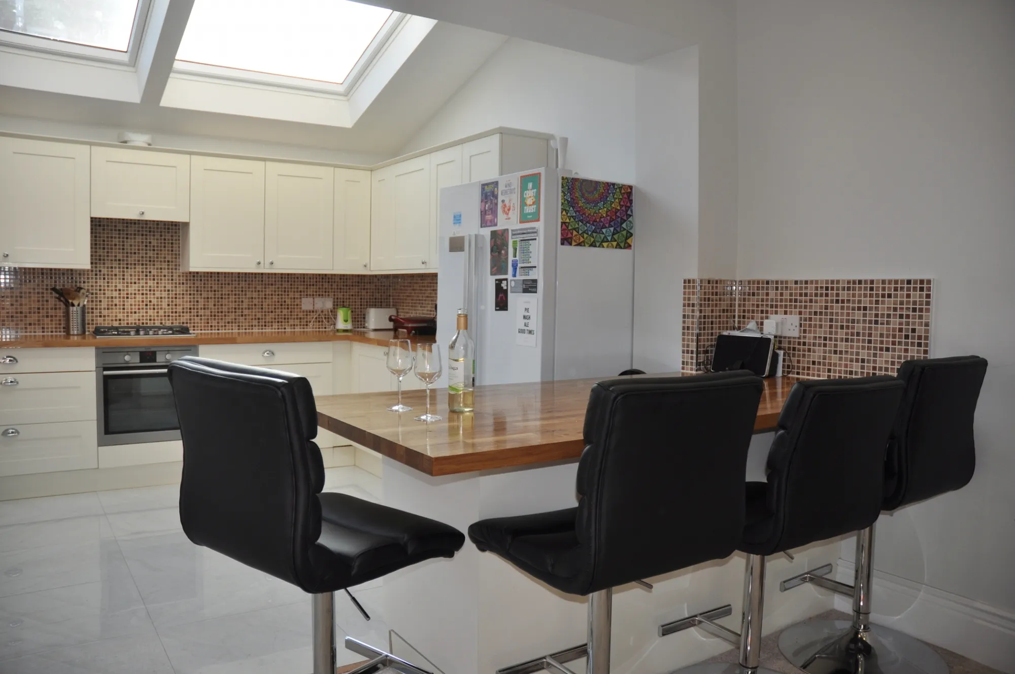 8 bedroom, photograph 2