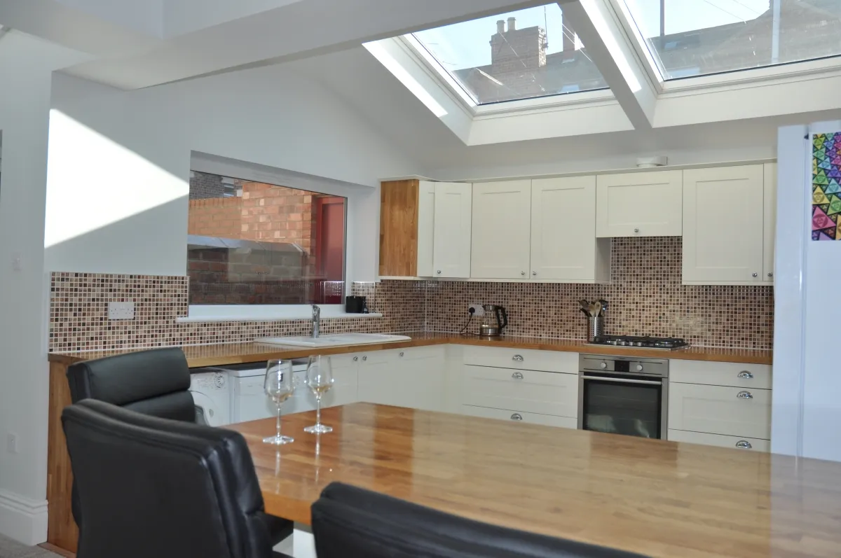 8 bedroom, photograph 3