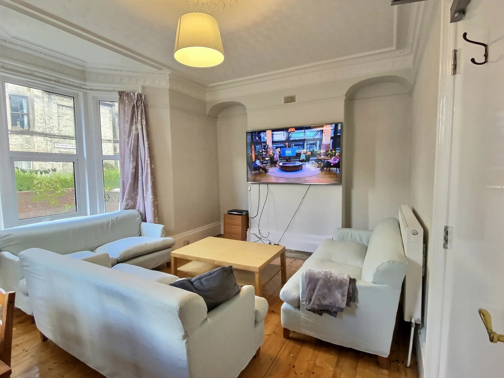6 Beds, big rooms, parking for 4 cars, photograph 2