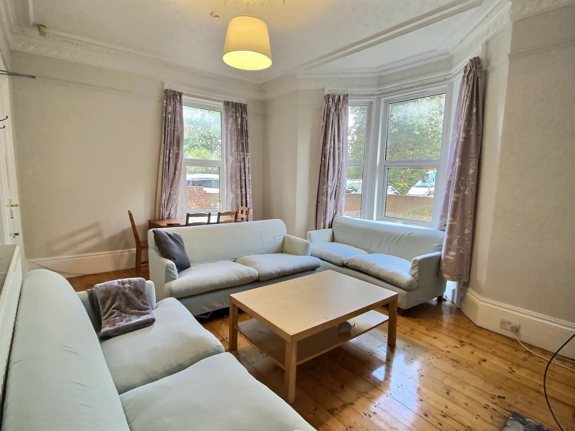 6 Beds, big rooms, parking for 4 cars, photograph 3