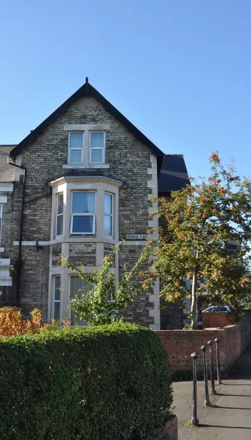 6 Beds, big rooms, parking for 4 cars, photograph 4