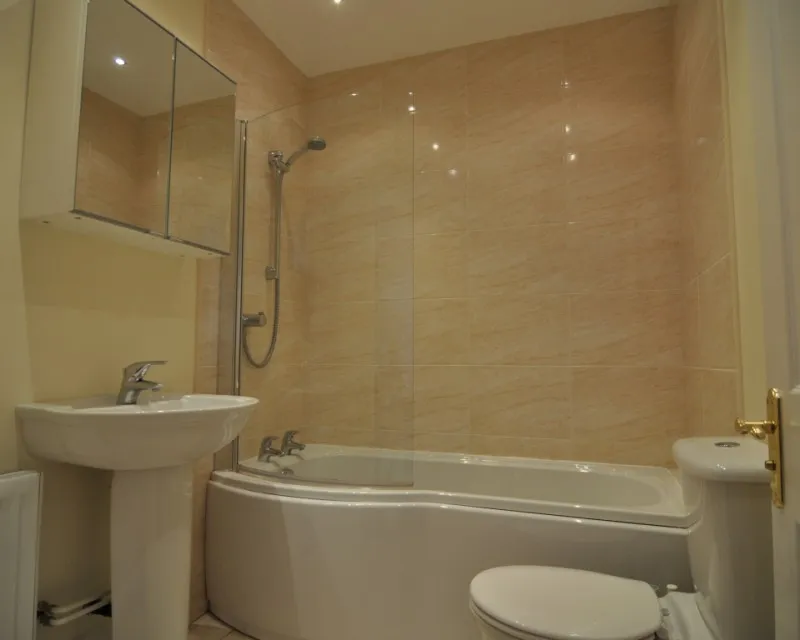 6 Beds, big rooms, parking for 4 cars, photograph 6