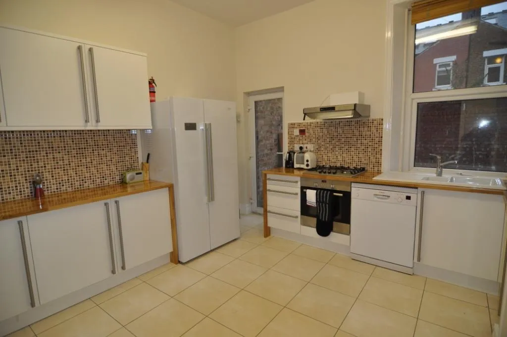 6 Beds, big rooms, parking for 4 cars, photograph 7
