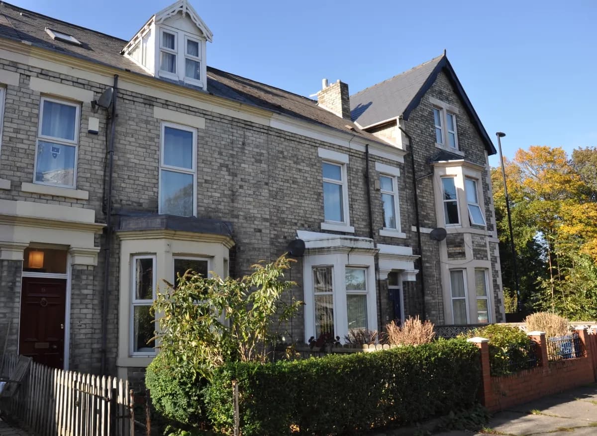 7 Bed, Holmside Place, Heaton, photograph 2