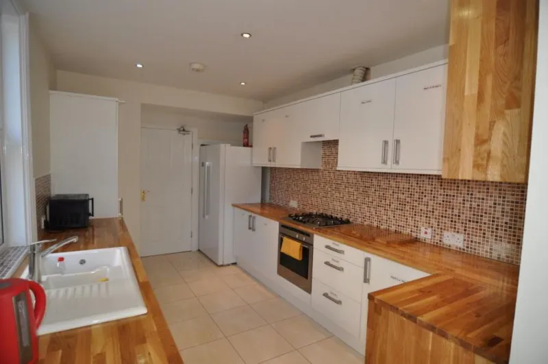 7 Bed, Holmside Place, Heaton, photograph 3