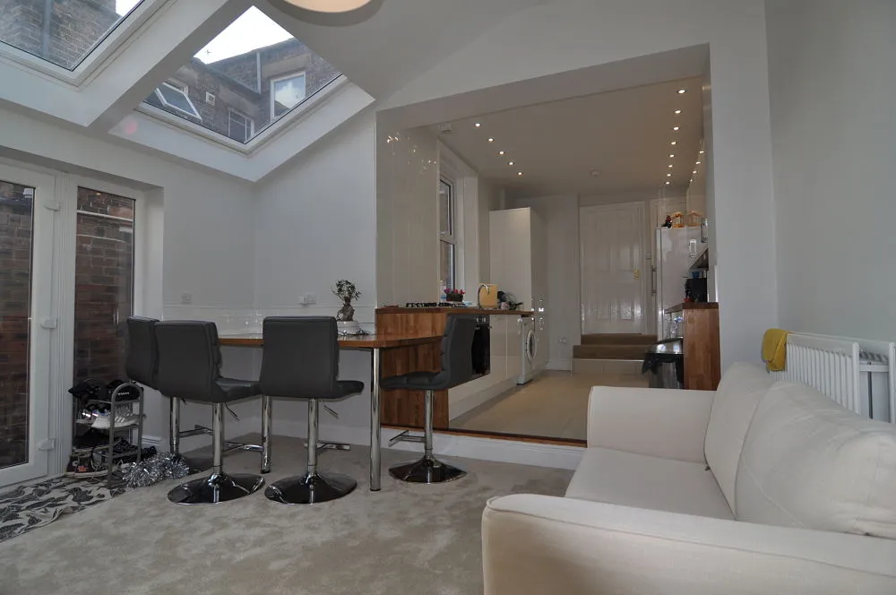 8 bedroom, photograph 3