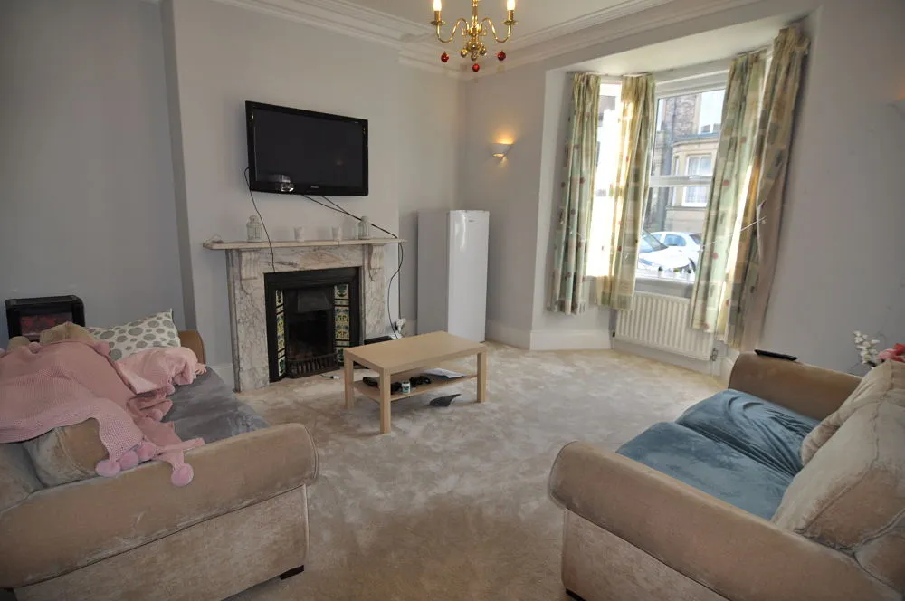 8 bedroom, photograph 4