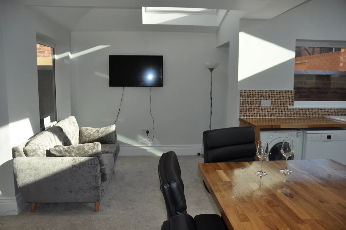8 bedroom, photograph 3