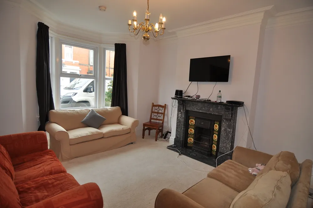 8 bedroom, photograph 5