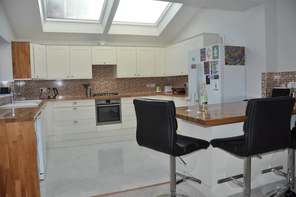 8 bedroom, photograph 6