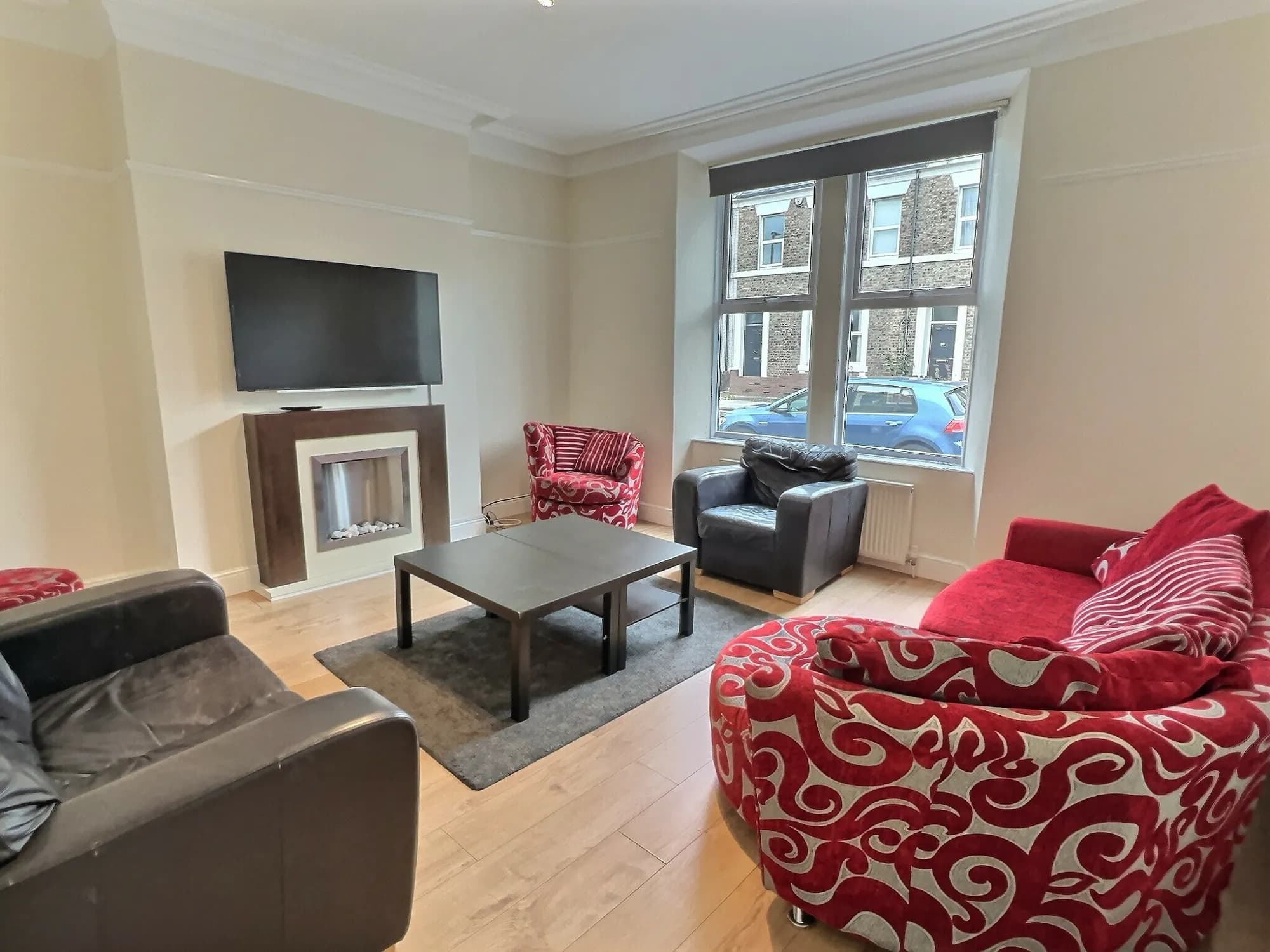 6 Bed house, photograph 2