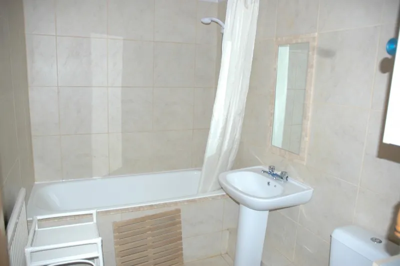 3 bedrooms, photograph 2